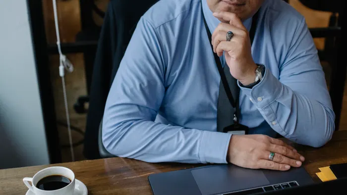 Dueño de negocio revisando su lista de clientes en la laptop