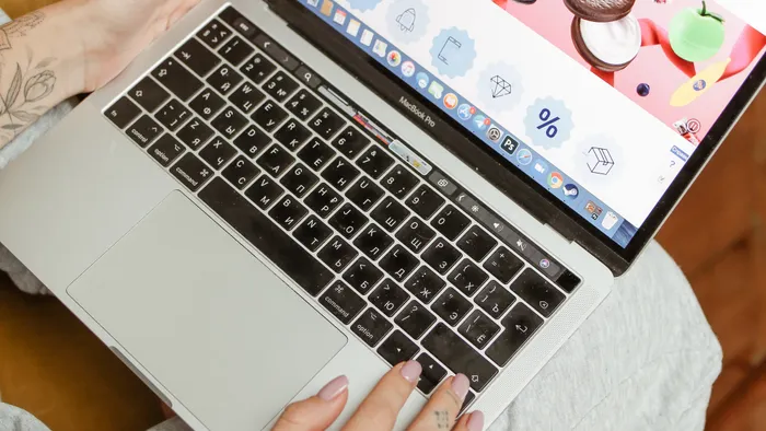 Mujer navegando una página web en su laptop desde casa