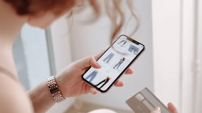 Mujer revisando una oferta en su celular antes de comprar