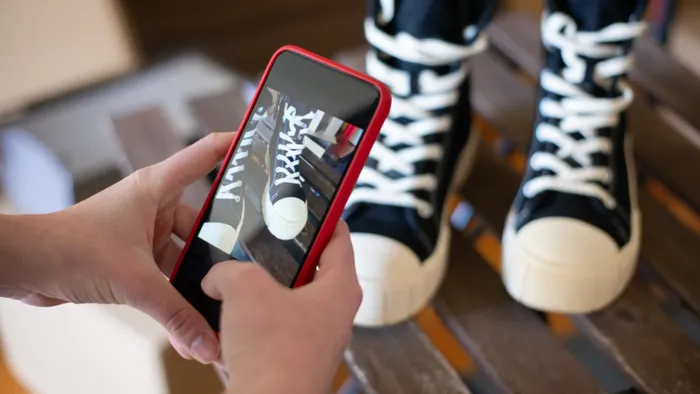 Manos fotografiando un producto con el celular para redes sociales
