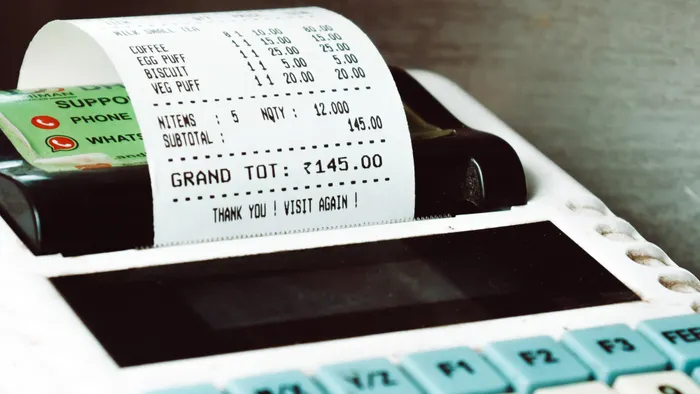 Caja registradora de una tienda imprimiendo un comprobante con el detalle de la compra