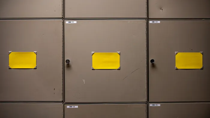 Frente de archivadores metálicos con etiquetas amarillas y códigos de identificación