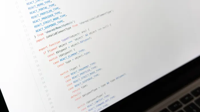Primer plano de líneas de código en la pantalla de una laptop