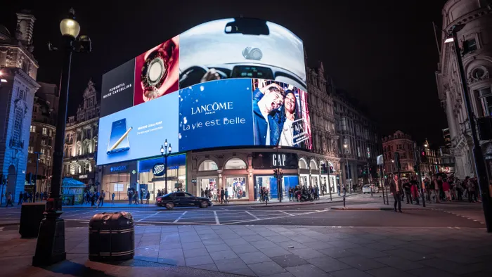 Pantallas publicitarias iluminadas en Piccadilly Circus, en Londres, de noche