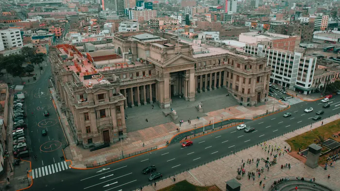 Vista aérea del Palacio de Justicia de Lima y las avenidas que lo rodean